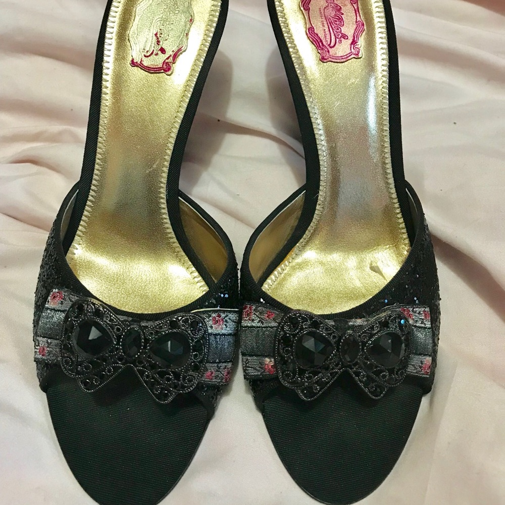 Adorable glittery pumps